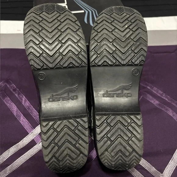 Dansko Women’s Shiny Dark Purple Clogs - Picture 11 of 11